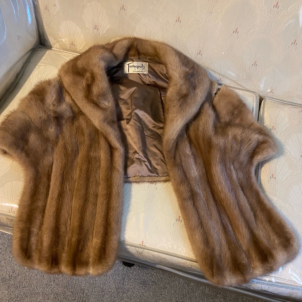 Elegant LITE Brown MINK Shawl Bolero Wrap VINTAGE !!!
SIZE SMALL - Picture 3 of 6